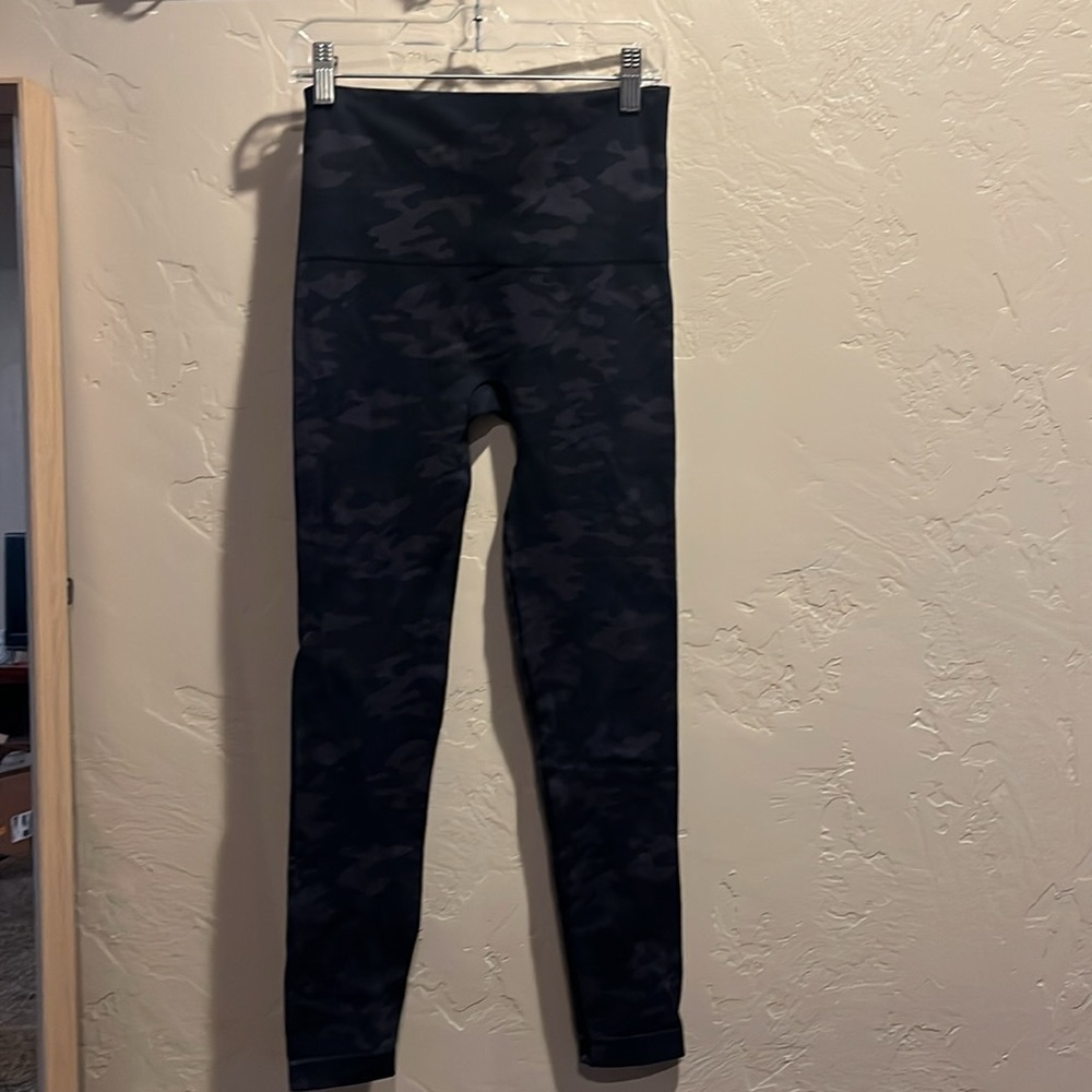 Spanx Look at Me Now Cropped Leggings in Black Grey Camo Print - Picture 4 of 10